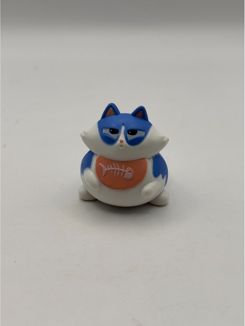 Hasbro Lost Kitties Blue White Chubby Cat Fishbone Bib Mini Figure Toy E4459